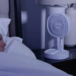 Starlyf® Foldable Fan – Wiederaufladbarer, Kabelloser Und Zusammenklappbarer Ventilator, Akkubetrieb Mit 3 Geschwindigkeiten, 2in1 - Tischventilator Und Standventilator – Aus Der TV Werbung -De'Longhi || Rowenta Verkaufsgeschäft 10db69064a2b13b56f114d1b50320a8a