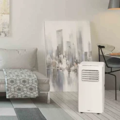 Clatronic Klimagerät CL 3671 Mit LED-Display - Farbe: Weiß - Funktionen: Kühlen, Entfeuchten, Gebläse - 780 W - Inkl. 1,5 M Abluftschlauch + Fensterabluft-Kit + Infrarot-Fernbedienung; 263 807 -De'Longhi || Rowenta Verkaufsgeschäft 3d656e63335b035e5d573dab5bf060d4